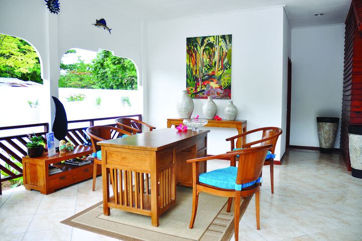 Entrance & Lobby