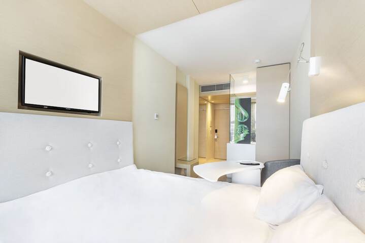 Room 33 of 72