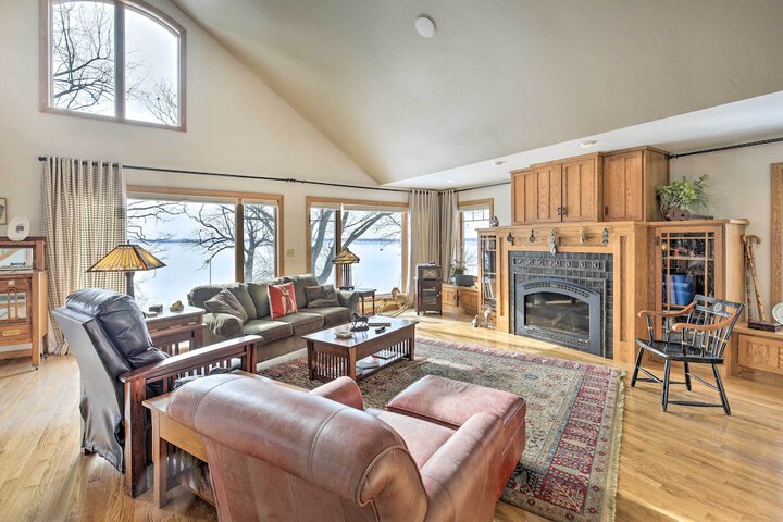 Pet-friendly Family Home Situated on Green Lake!