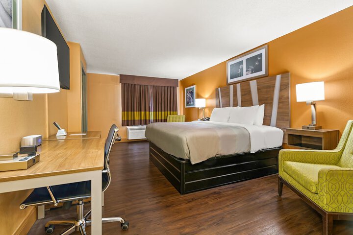 1 King Bed (22 of 30)