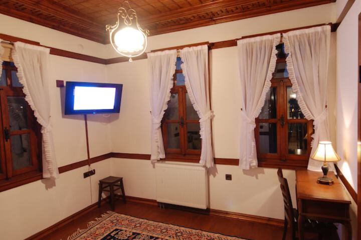 Room 6 of 16