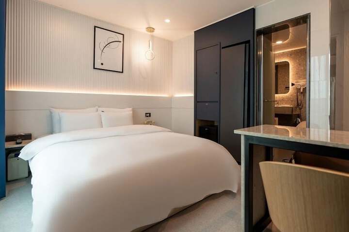 Room 11 of 76