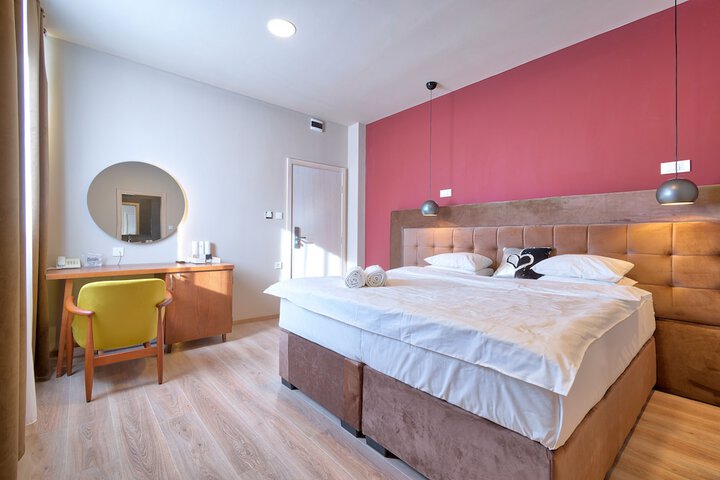 Room 11 of 27