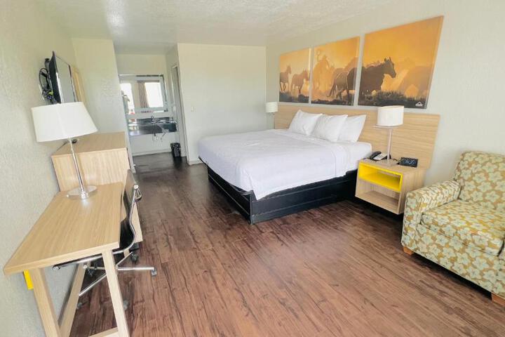 1 King Bed (6 of 10)