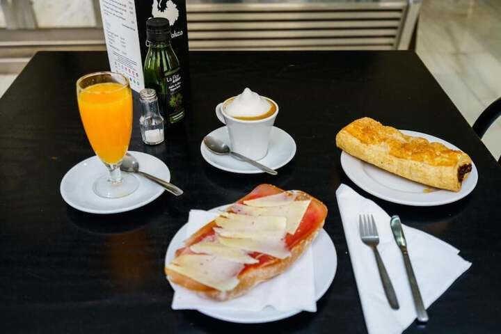 Breakfast/Coffee Service 28 of 32