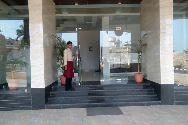 Crimson Park Shripriya Hotel
