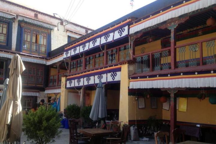 Hotel Exterior 11 of 40