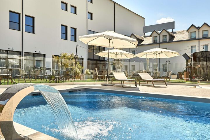 Hotel with Pool