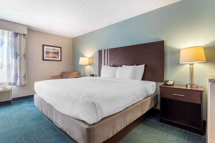 1 King Bed Microwave and Refrigerator Full Breakfast (13 of 15)