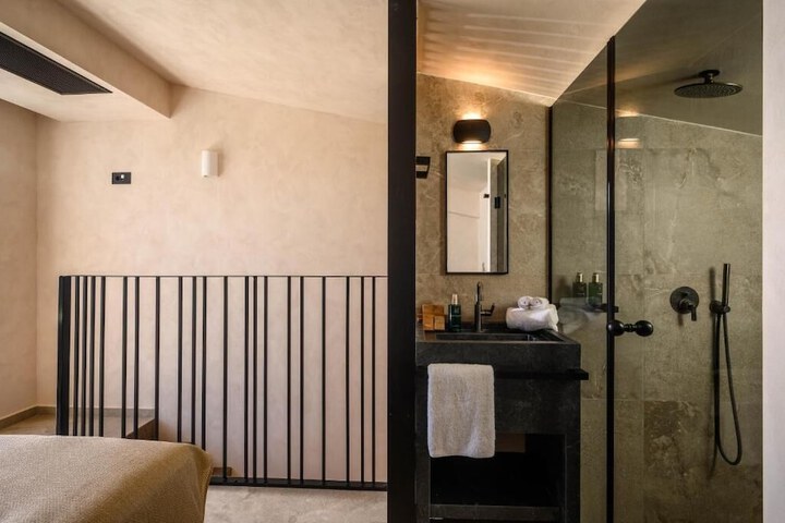 Room 52 of 77