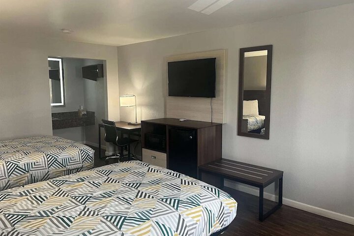 Room 25 of 38