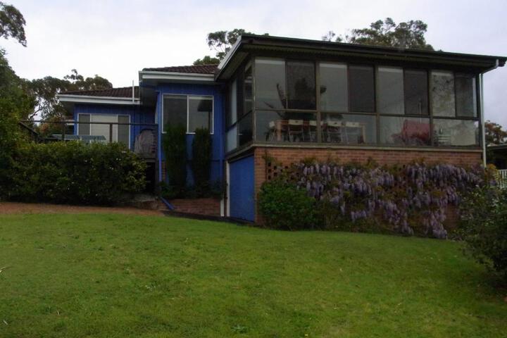 A LAKEHOUSE ESCAPE a Waterfront Reserve on shores of Lake Macquarie