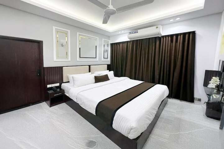 Room 30 of 46