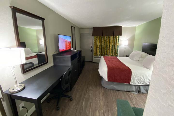 1 King Bed Work Desk Work Space Table and Chairs Microwave and Refrigerator, Coffee and Tea Maker Full Breakfast (7 of 40)