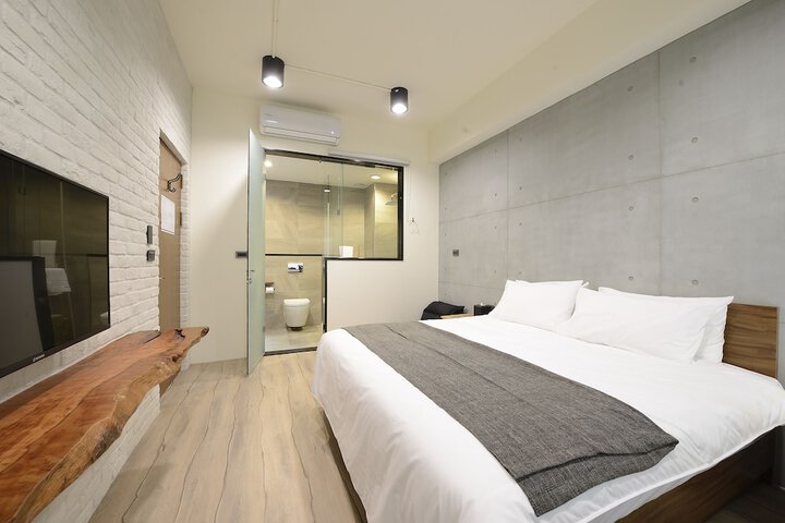 Room 8 of 76