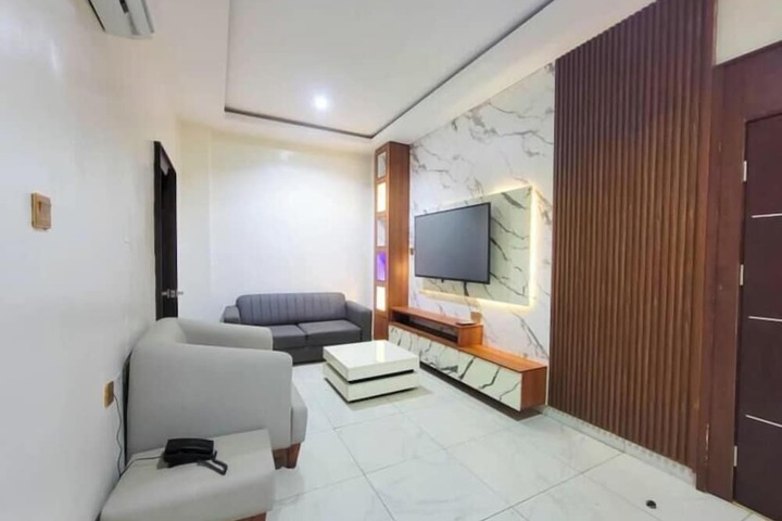 Room 4 of 8
