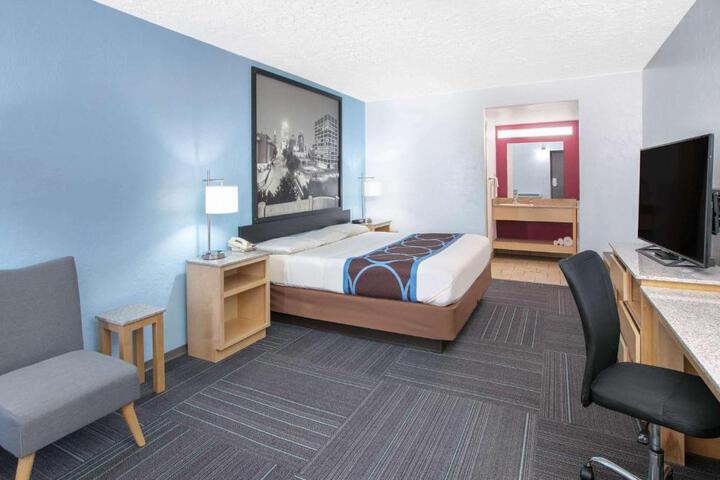 1 King Bed (13 of 15)