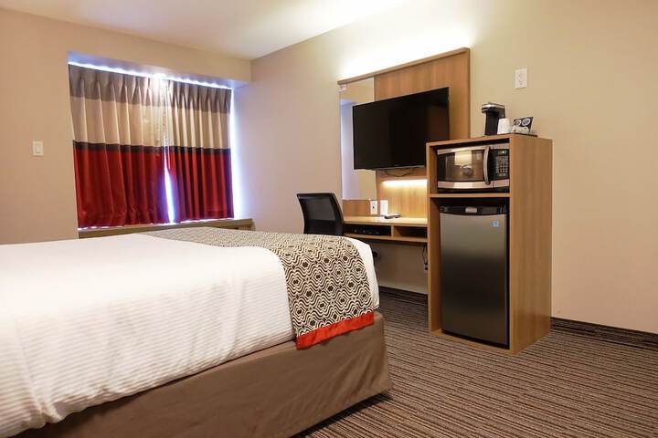 1 Queen Bed (4 of 50)