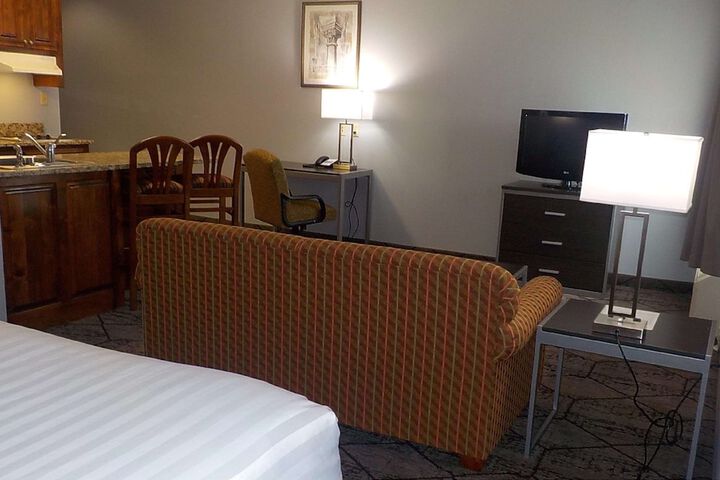 1 King Accessible Walk in Shower Love Seat Exterior Corridor Full Breakfast (5 of 26)