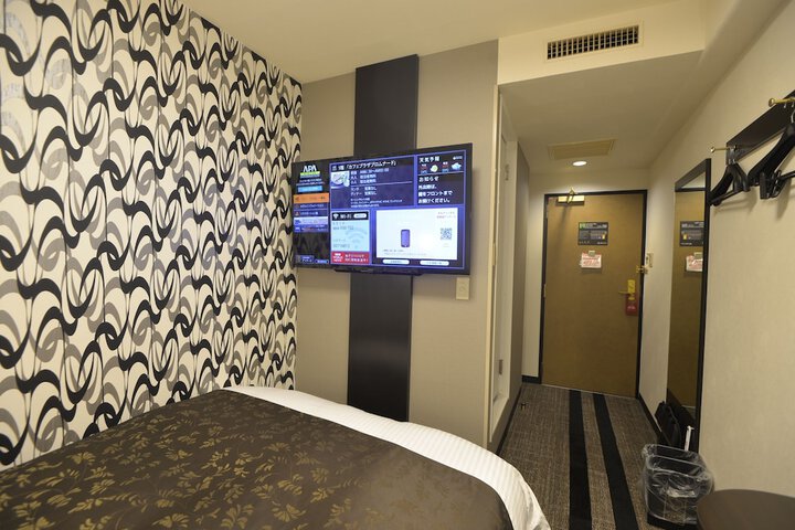 Room 7 of 33