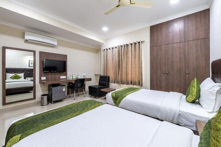 Room 10 of 32