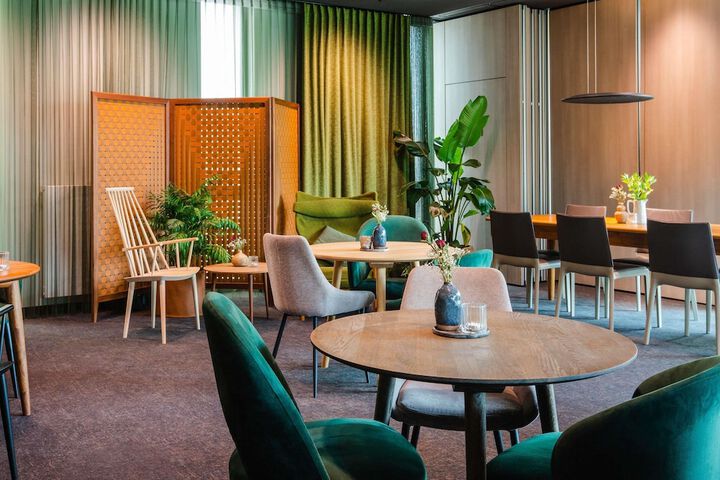 Lounge 62 of 77