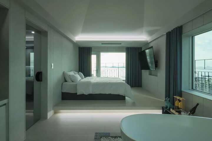 Room 34 of 80