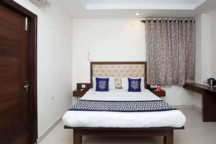 Room 4 of 12