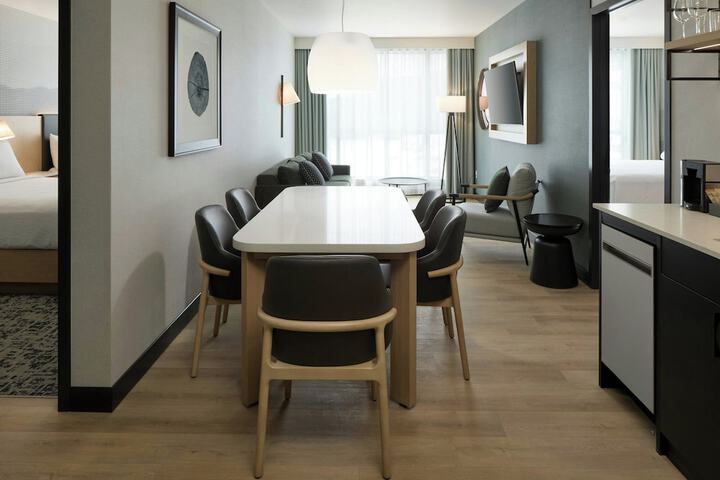 Room 9 of 38