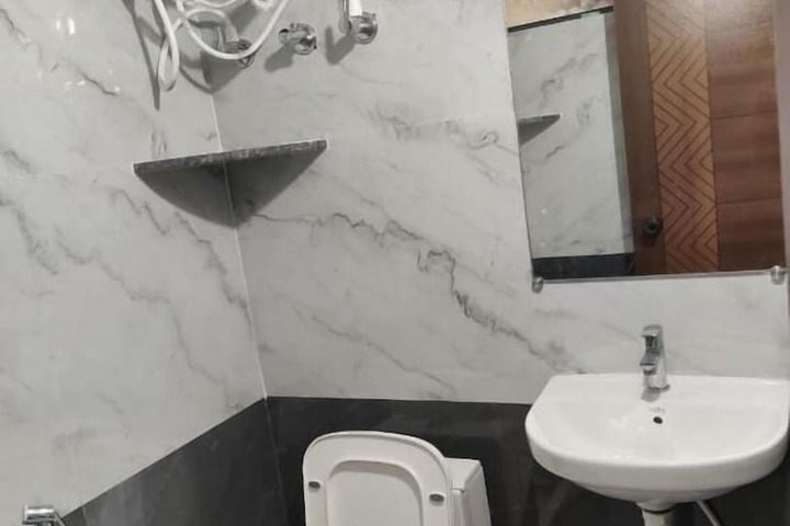 Room 6 of 9