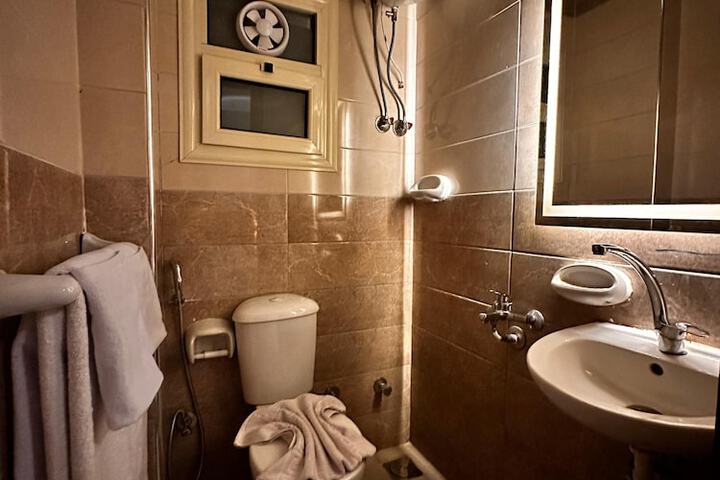 Room 33 of 63