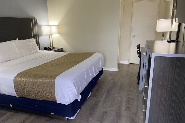 1 King Bed (1 of 23)