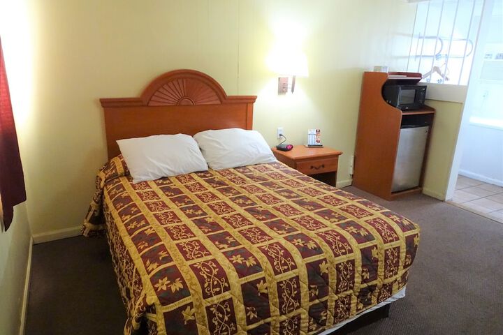 1 Queen Bed (2 of 23)