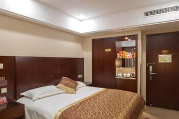 Room 7 of 8