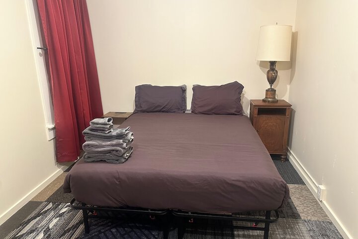 Basic Room 1 Queen Bed Shared Bathroom Upstairs (6 of 22)