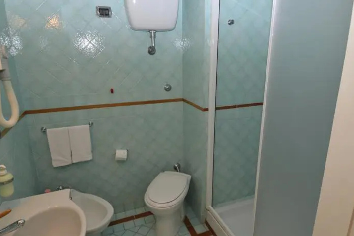 Room 7 of 9