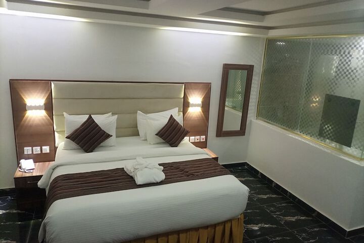 Room 12 of 23