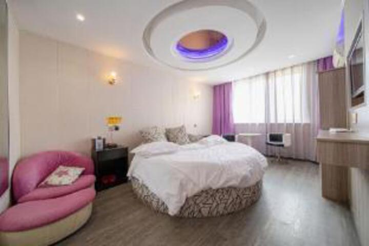 Room 4 of 6