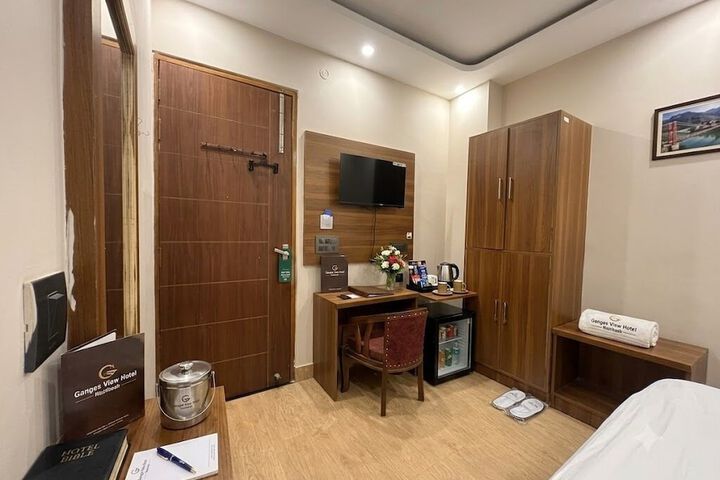 Room 6 of 25