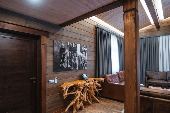 Room 4 of 107