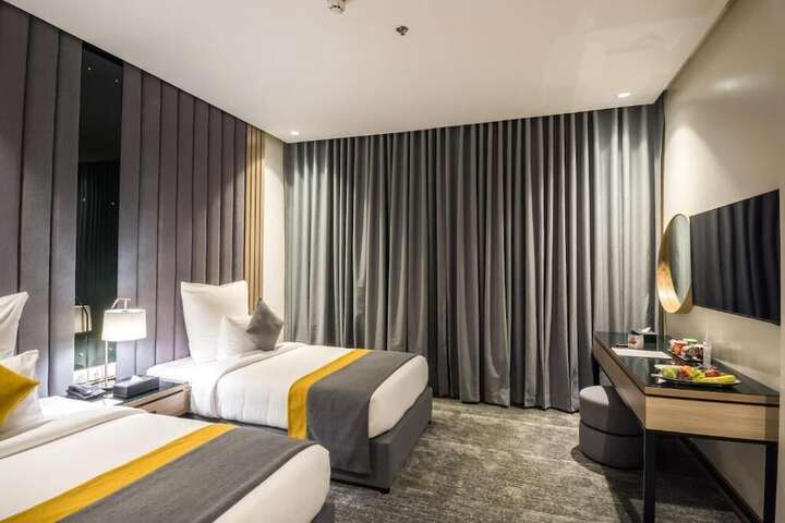 Room 6 of 16
