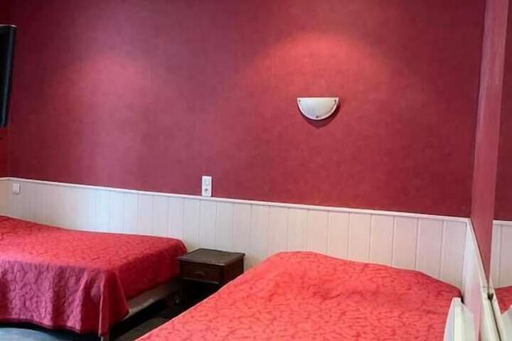 Room 11 of 16