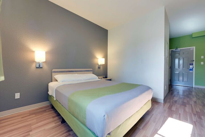 1 Queen Bed (8 of 10)