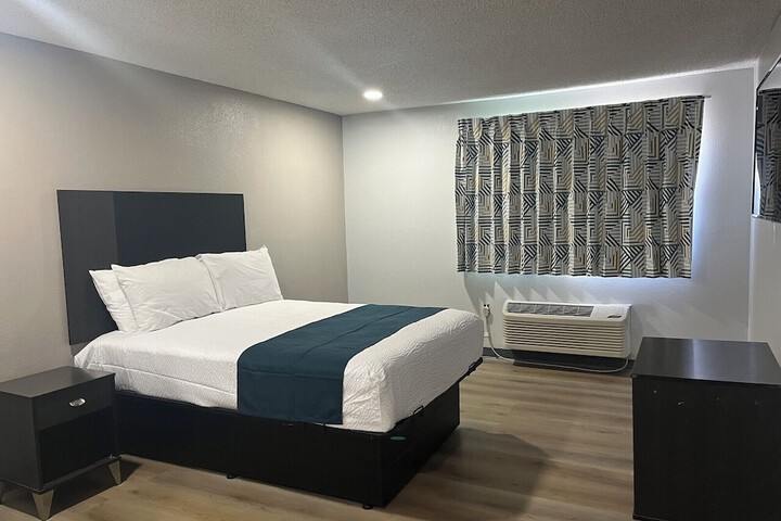 Room 13 of 18