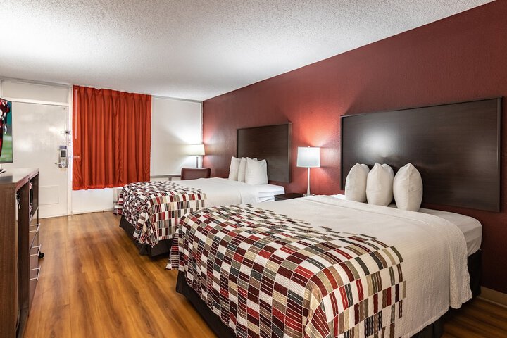 Standard Queen Bed Kitchenette Accessible (2 of 10)