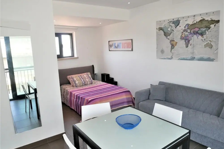 Room 2 of 10