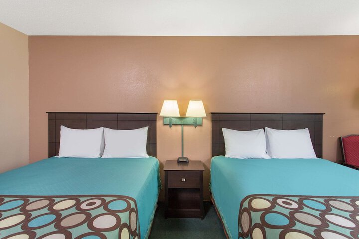 1 Queen Bed Mobility Accessible (2 of 9)