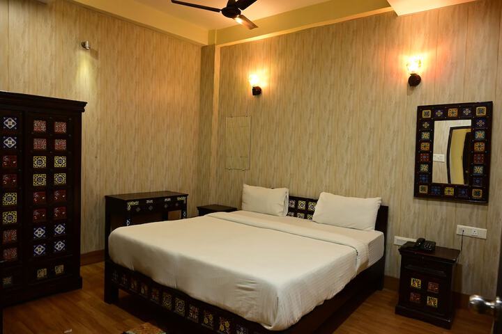 Room 33 of 62