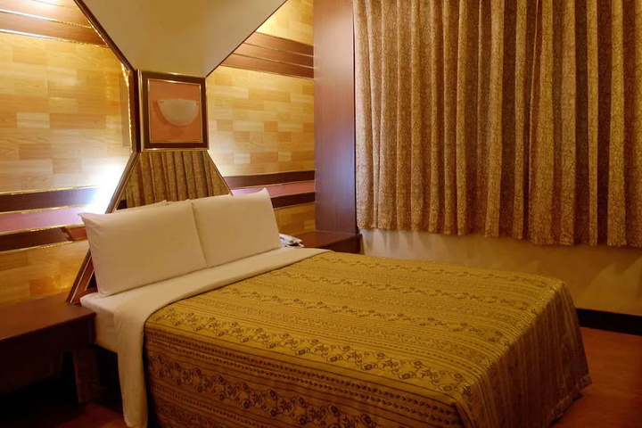 Room 5 of 8