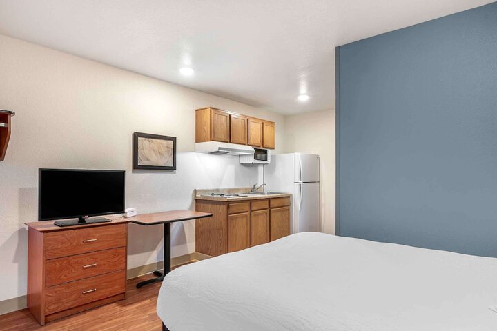 Standard Studio 1 Queen Bed (2 of 10)